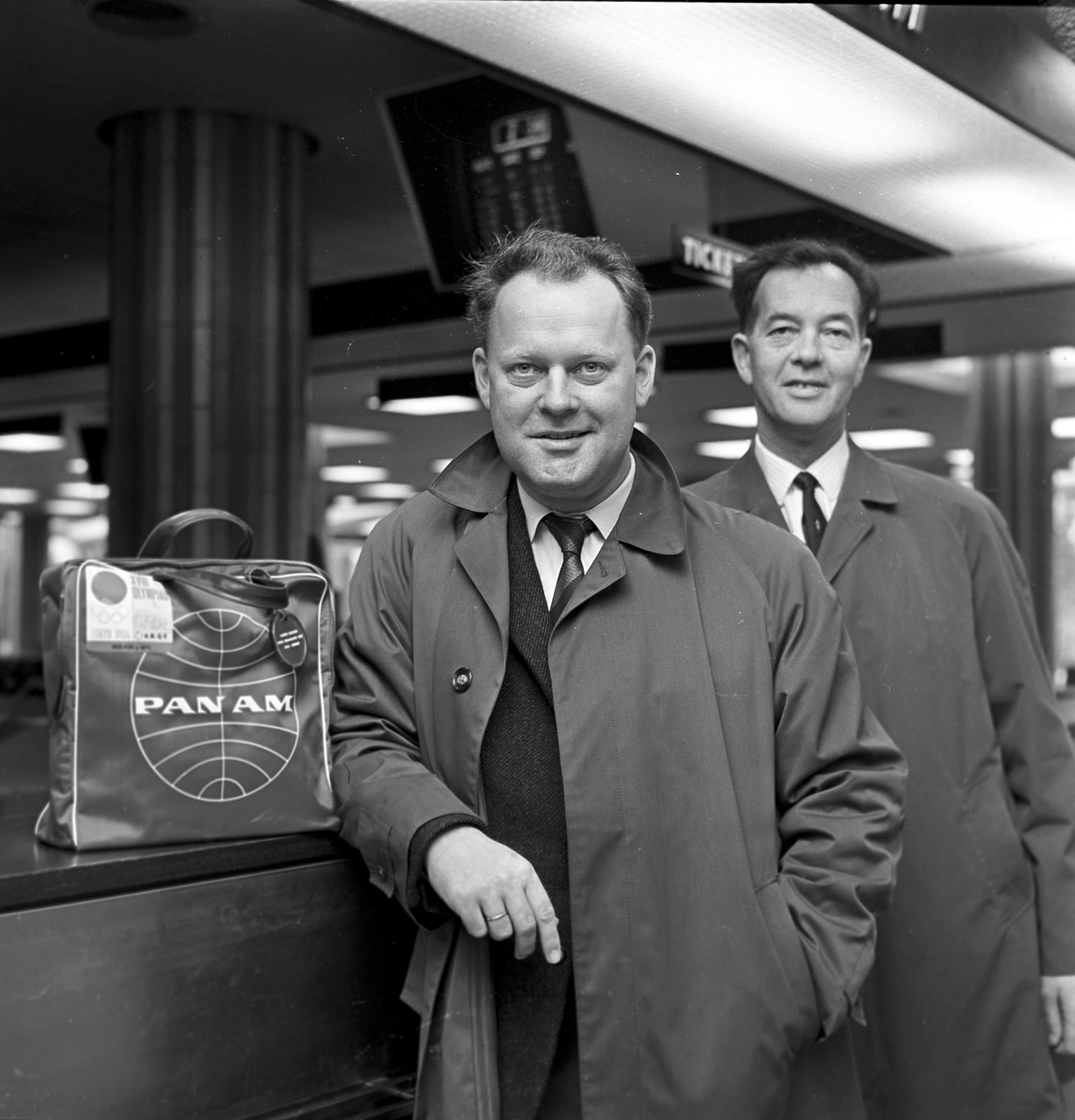 NRK-reporter Bjørge Lillelien (foran) på reisefot. Fotografert 1964.