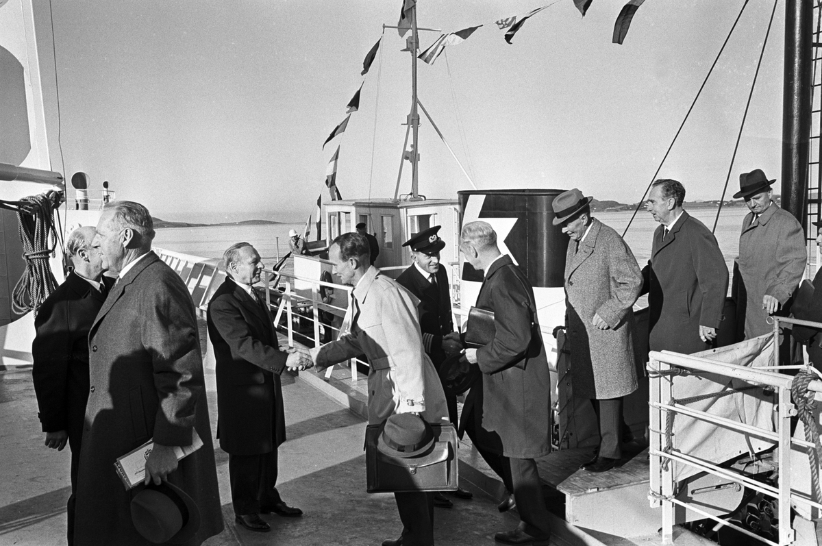 Serie. På prøvetur med M/T "Bergepilot" Stavanger og Rosenberg VI frakter passasjerer. Fotografert okt. 1965.