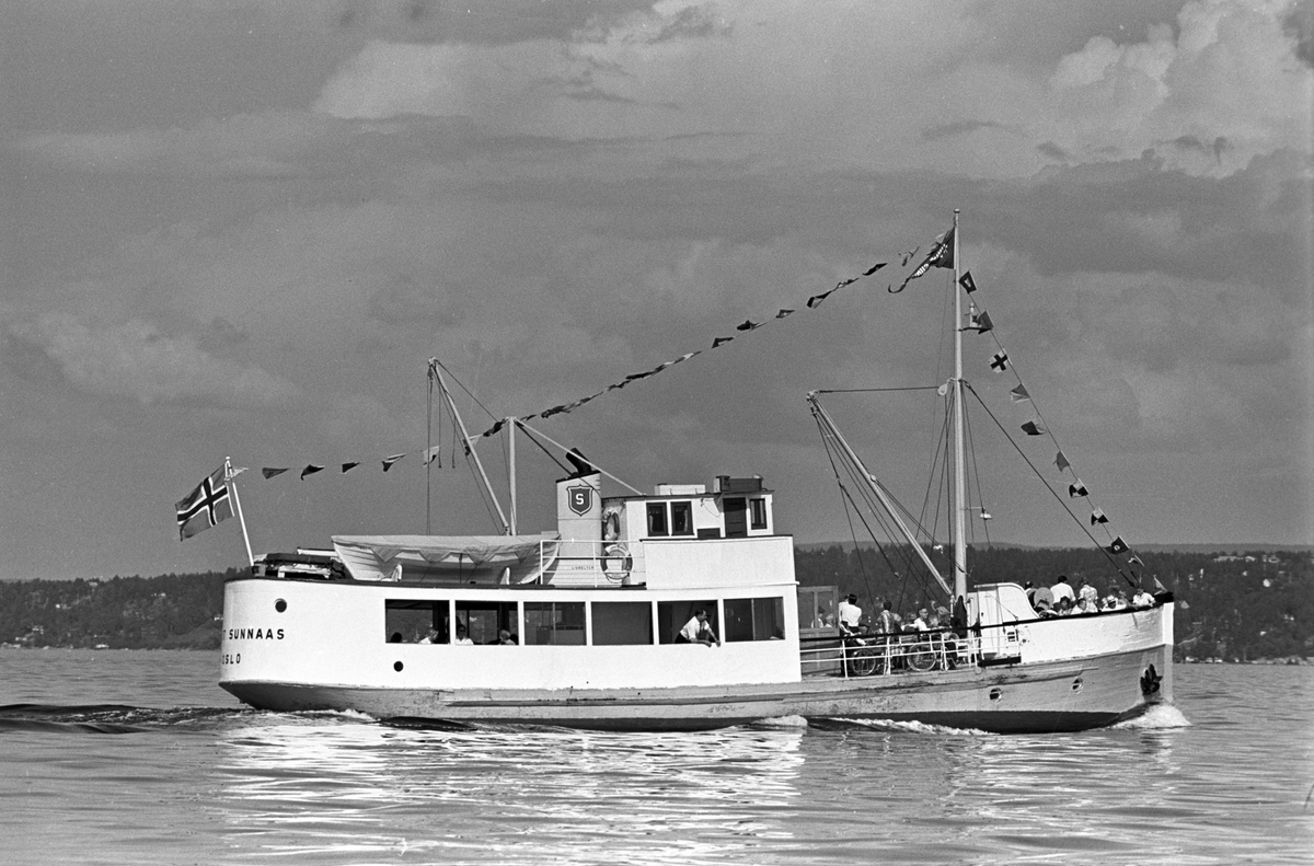 Serie. Båten "Birgitte Sunnaas" med passasjerer. Fotografert mai 1963.