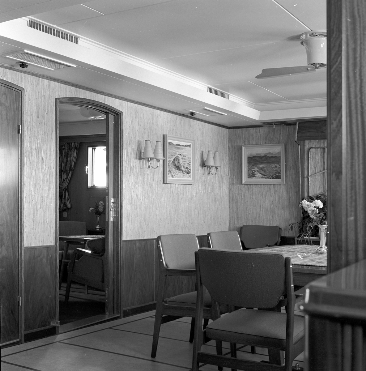 Serie. Den nye tankbåten T/T "Honnør". Fotografert juli 1958. 