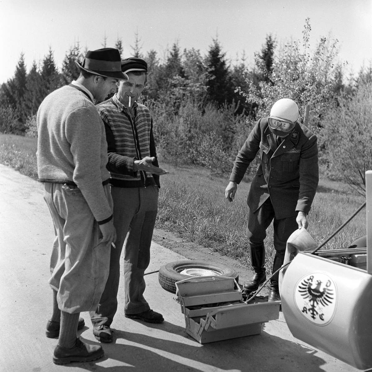 Serie. Ny autobahn i Tyskland. Motorsyklist med motosykkel med sidevogn. Fotografert 1954.