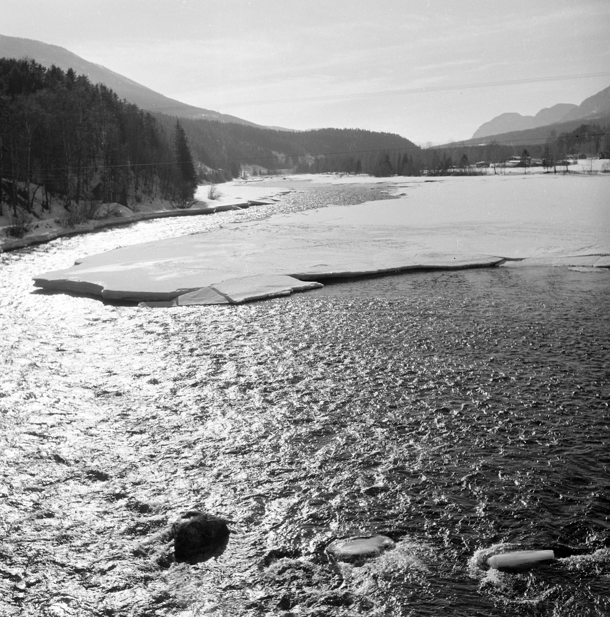 Serie. Veireportasje langs Hallingdalsveien. Fotografert 25. mars 1960.