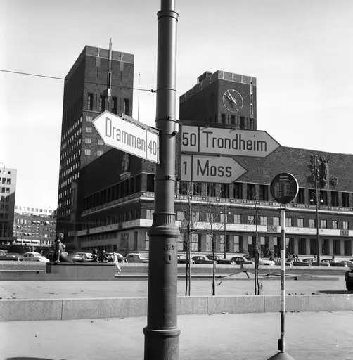 Serie. Trafikkskilt som viser utfartsveier i Oslo. Fotografert mai 1956.