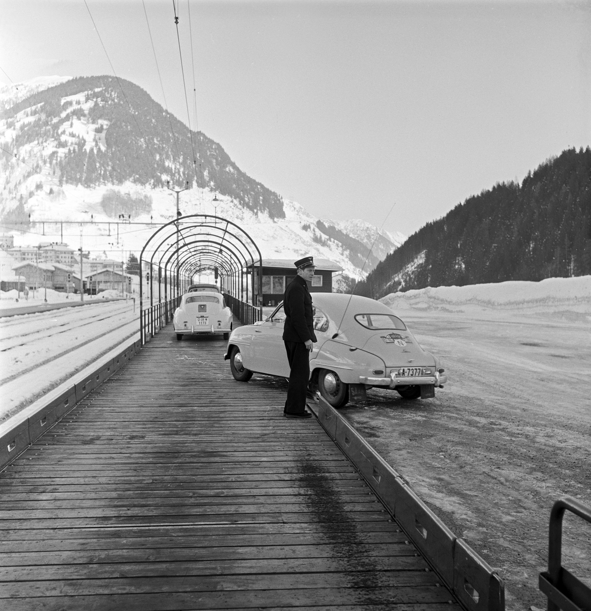 Serie. Jernbane (fjell-ferge) frakter biler mellom Italia og Sveits.