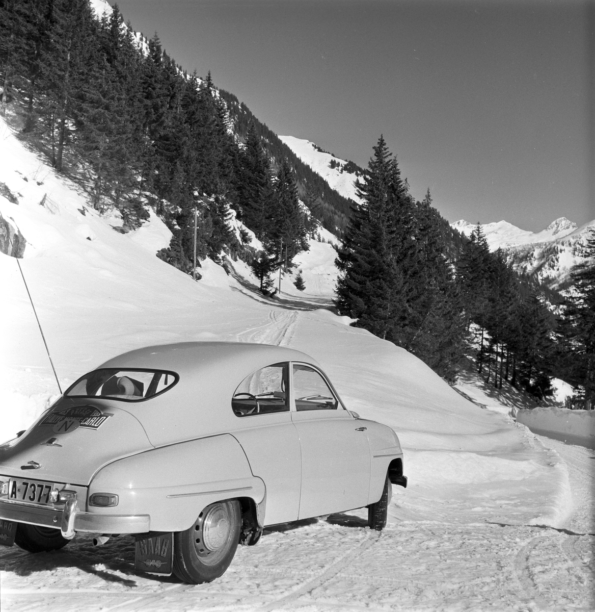 Serie. Jernbane (fjell-ferge) frakter biler mellom Italia og Sveits.