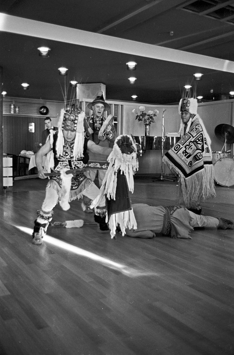 Serie. Indianske dansere fra Alaska opptrer på Fornebu i Oslo. Ordfører Brynjulf Bull får overrakt en indiansk skulptur. Fotografert oktober 1965.