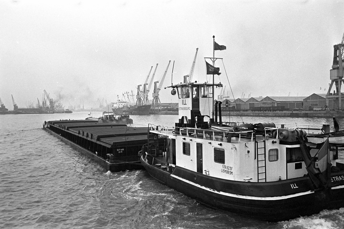 Serie. Havnekneiper, havneområde, sluser og lektere, Antwerpen, Belgia
Fotografert 1965.

