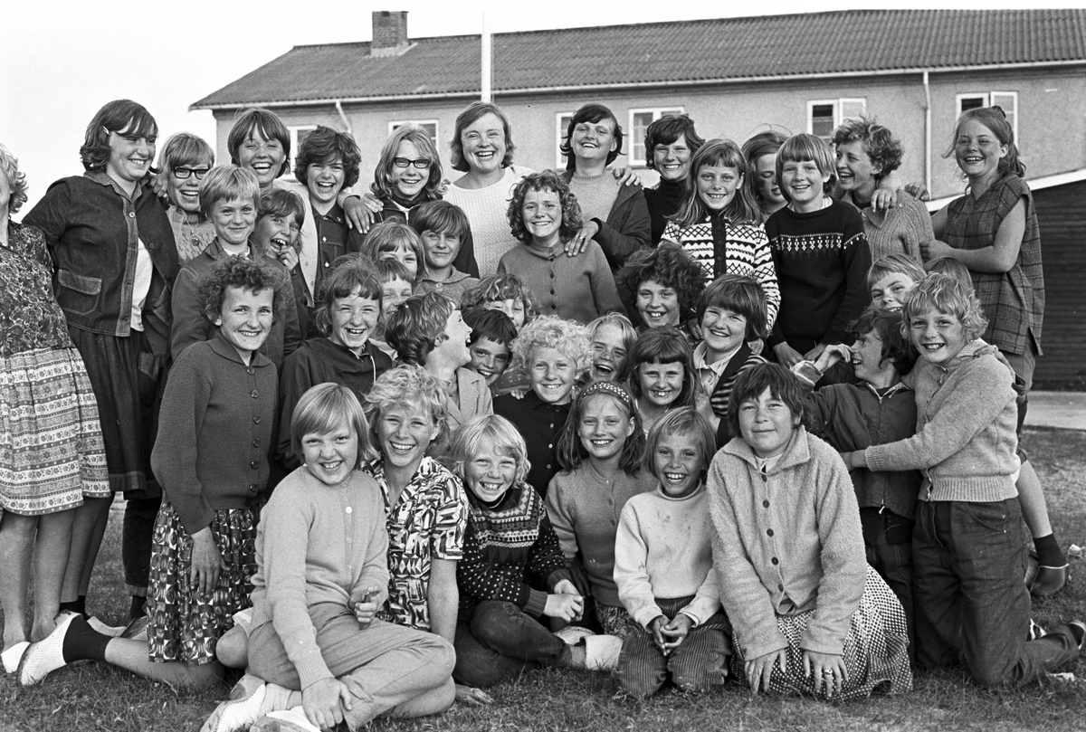 Serie. Fra Fanø, Danmark. Sønderho med stråtekte hus, Vadehavet samt lokal skoleklasse. Fotografert juni 1964.