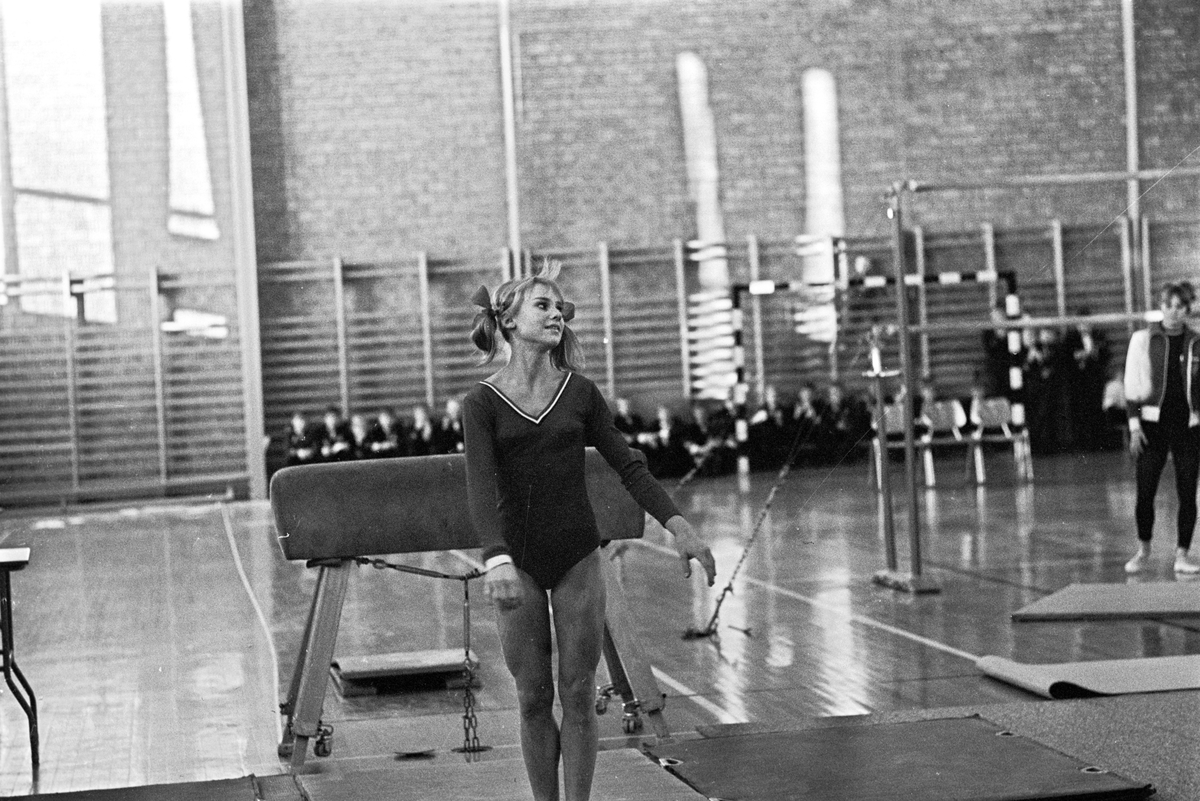 Serie. NM i turn for damer på Eidsvoll, damer i bom. Fotografert 1. desember 1969.
