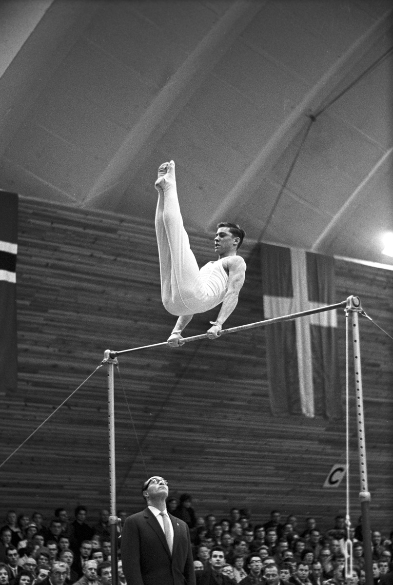 Serie. Nordisk Mesterskap i turn for herrer i Njårdhallen i Oslo, herrer i bøylehest og svingstang. Fotografert desember 1961.