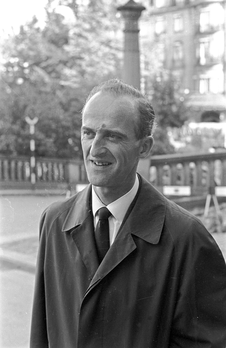 Serie. Regjeringskrise i Stortinget i 1963. Jon Leirfall, Finn Gustavsen, Einar Gerhardsen. Direkte fjernsynsoverføring . Fotografert oktober 1963.