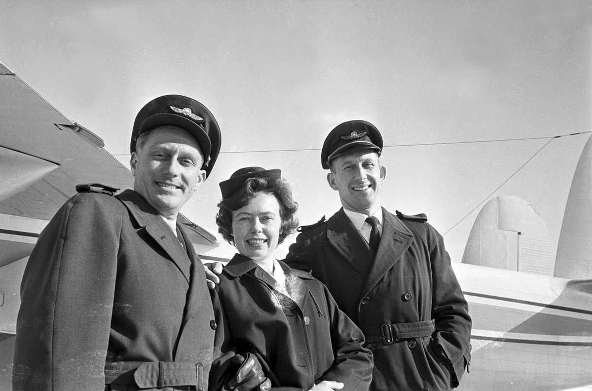 Serie. Flyet "Fjellfly", type Twin Pioneer, står på bakken. Flymannskap Snorre Kjetilsson, flyvertinne og 1. flyger Tvedte. Fotografert mars 1965.