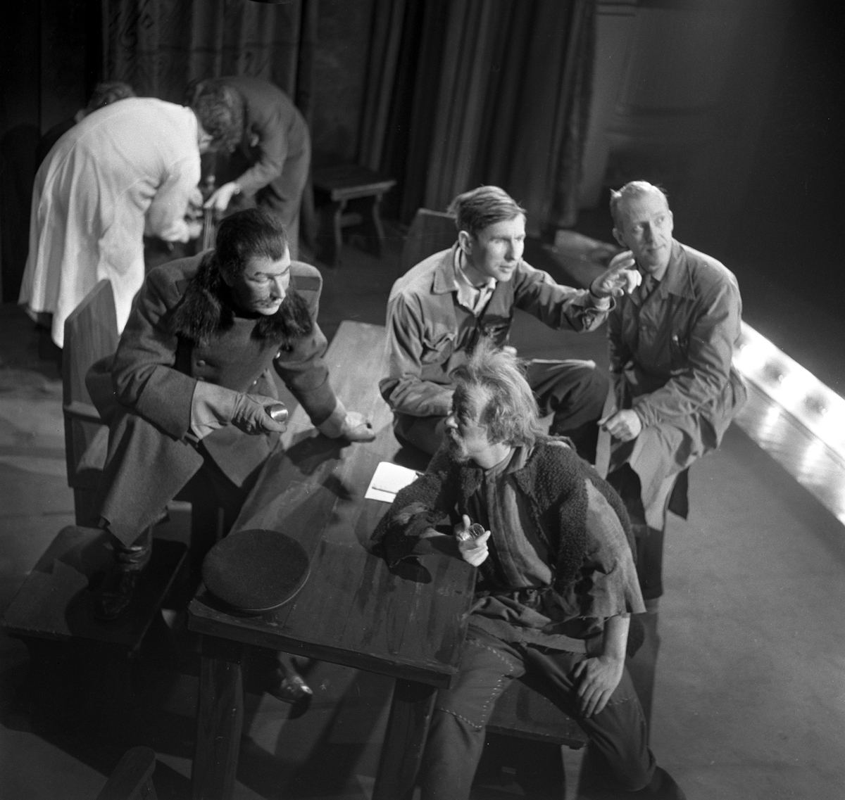 Serie. Fra Centralteatret i Oslo. Arbeid på og bak scenen. Fotografert mars 1960.


