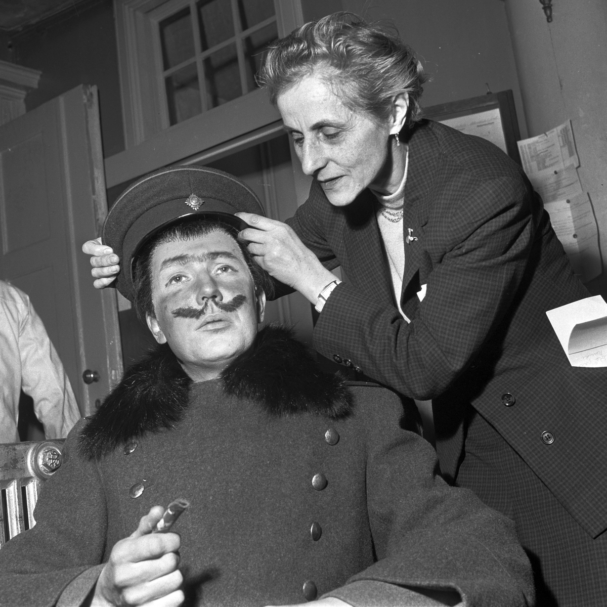Serie. Fra Centralteatret i Oslo. Arbeid på og bak scenen. Fotografert mars 1960.


