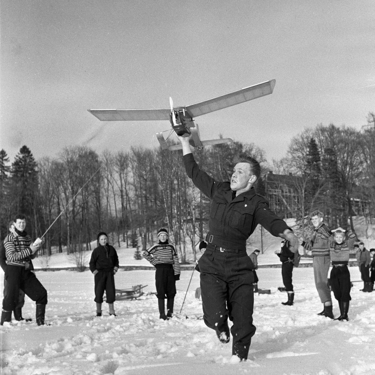 Serie. Modellflyentusiaster reparerer og sender opp flyene sine på Bogstadvannet. Fotografert 31. mars 1956.