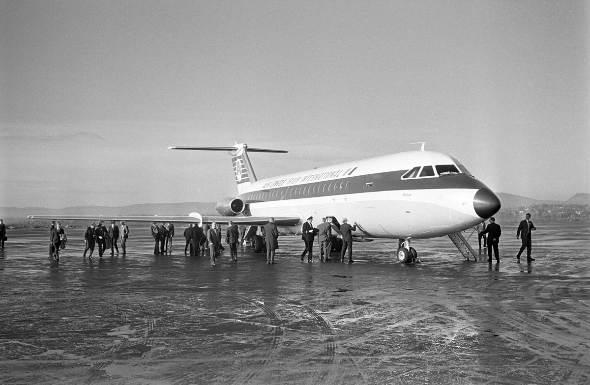 Serie. Menn fra Braathens SAFE inspiserer jetflyet fra "Aer lingus irish international". Et propellfly er i ferd med å lette i bakgrunn. Fotografert oktober 1965.