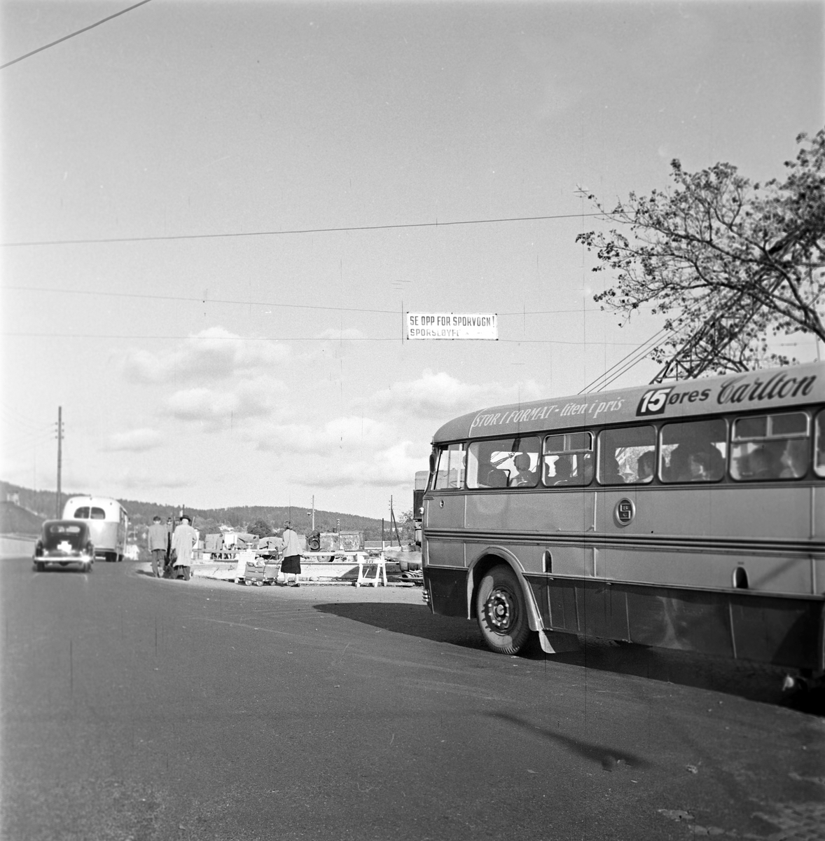 Serie. Bilder fra trafikken i Oslo,bl.a. diverse trafikk- og varselsskilt. Fotografert oktober 1956.
.


