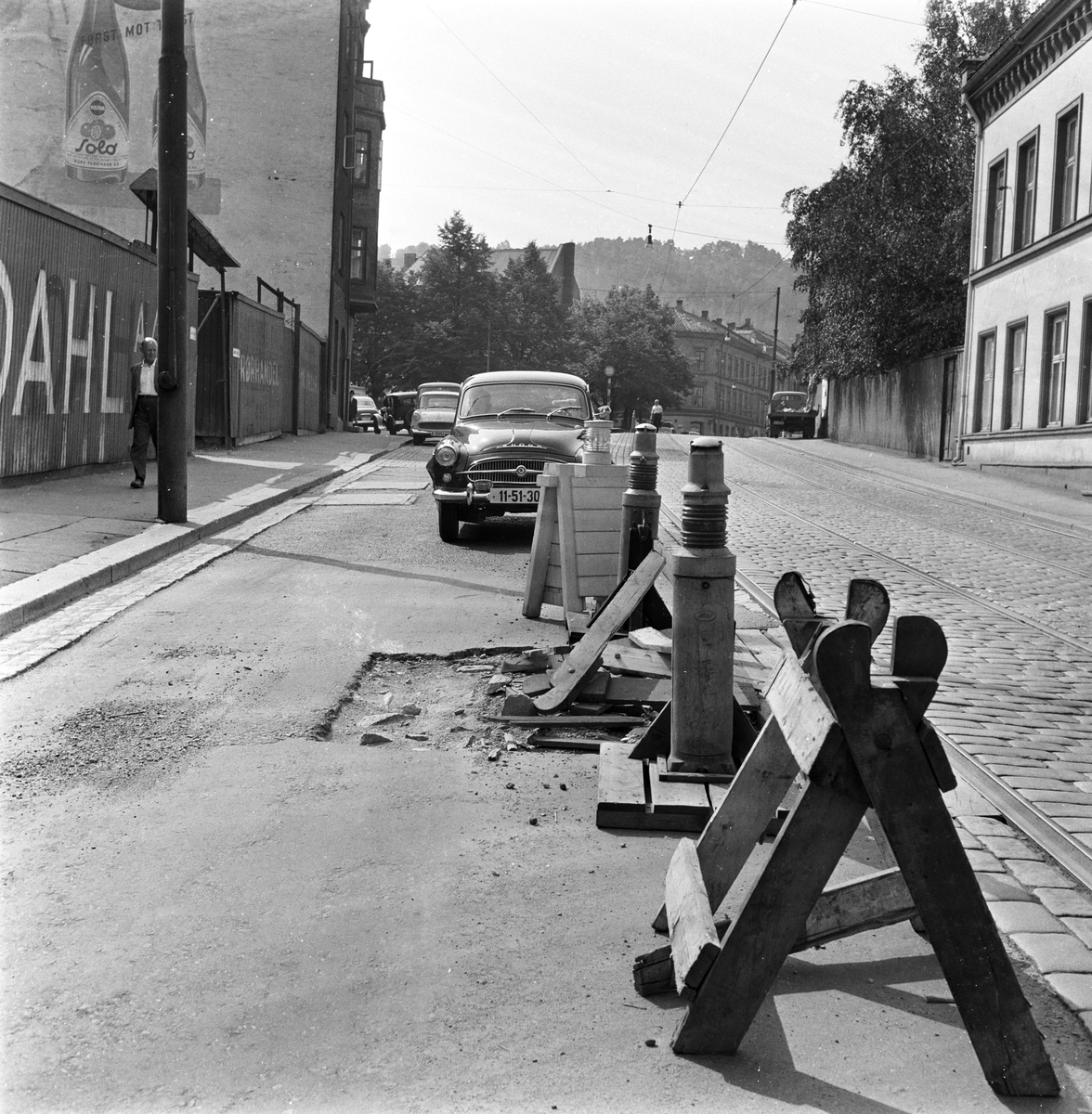 Serie. Biler og trafikkbilder i Oslogt, Bygdø, Galgeberg, Majorstuen, Carl Bernes pl. Fotografert 1959.