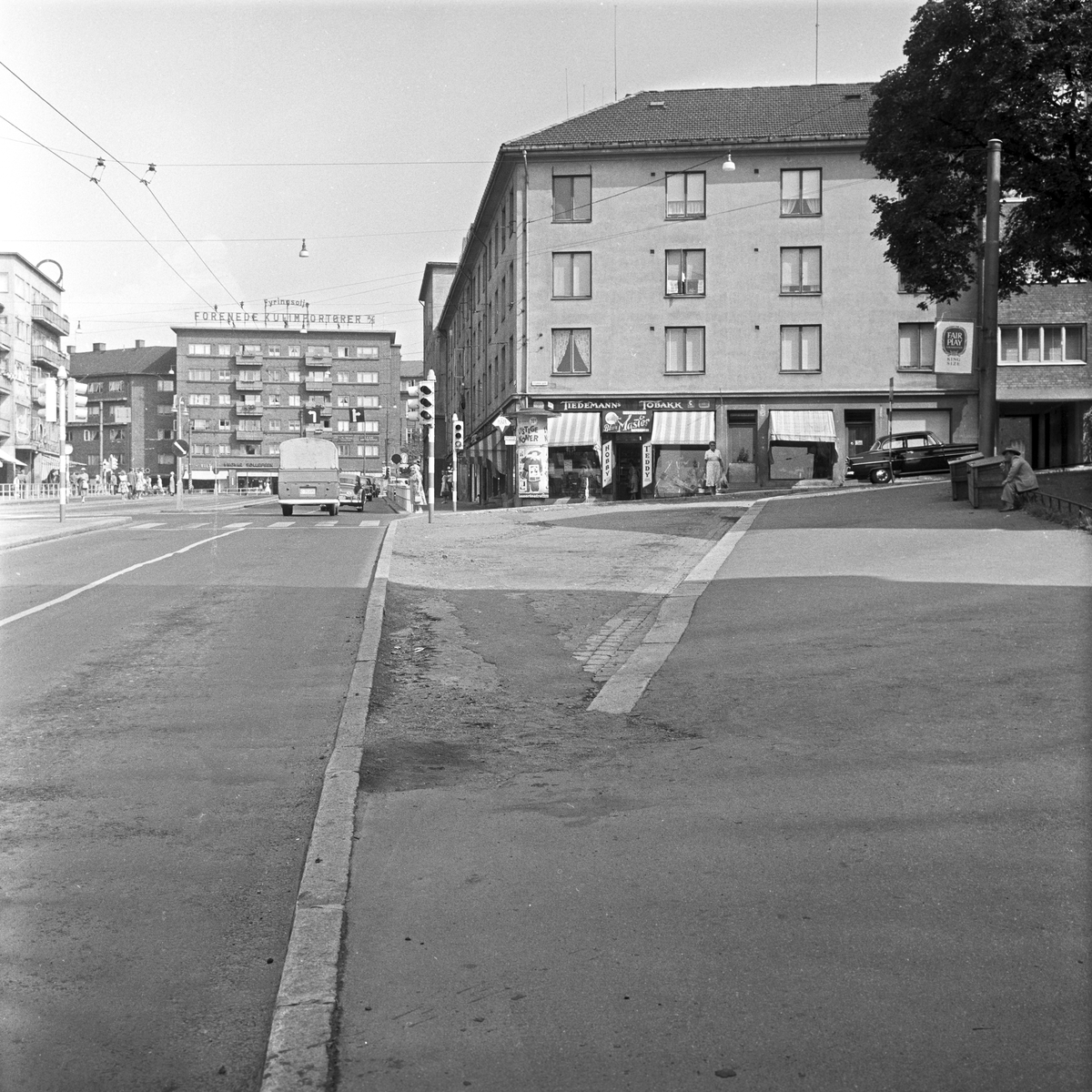 Serie. Biler og trafikkbilder i Oslogt, Bygdø, Galgeberg, Majorstuen, Carl Bernes pl. Fotografert 1959.