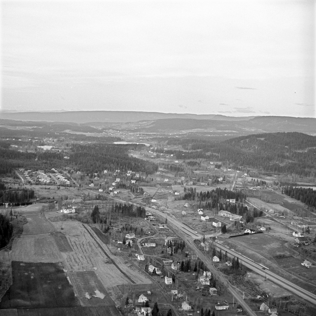 Serie. Drammensveien gjennom Asker i Akershus. Den nye motorveien. Fotografert, bl.a. fra fly, 1967.


