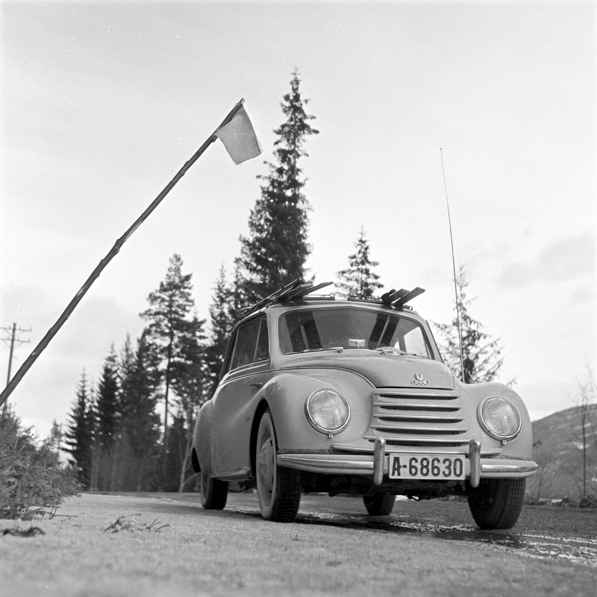 Serie. Teleløsning på veiene i Østerdalen. Fotografert april 1955.

