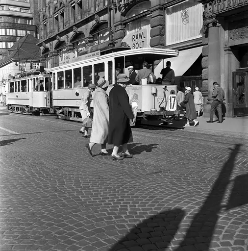 Serie. Trafikkbilde i Oslo sentrum, med fotgjengere, biler og trikk i bygatene. Fotografert september 1960 og 1961.
