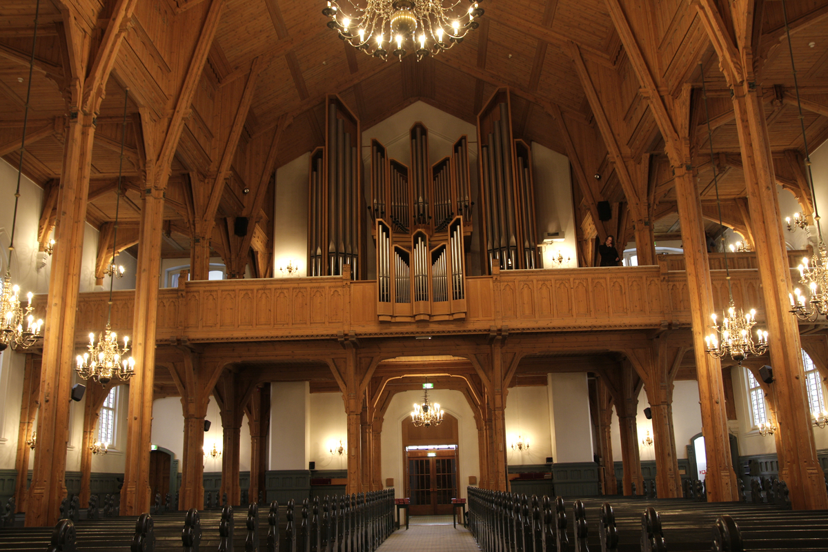 Kristiansand Domkirke, skjærtorsdag, 20.03.2008. Kirkerommet sett mot vest. Kirkebenker. Orgel.