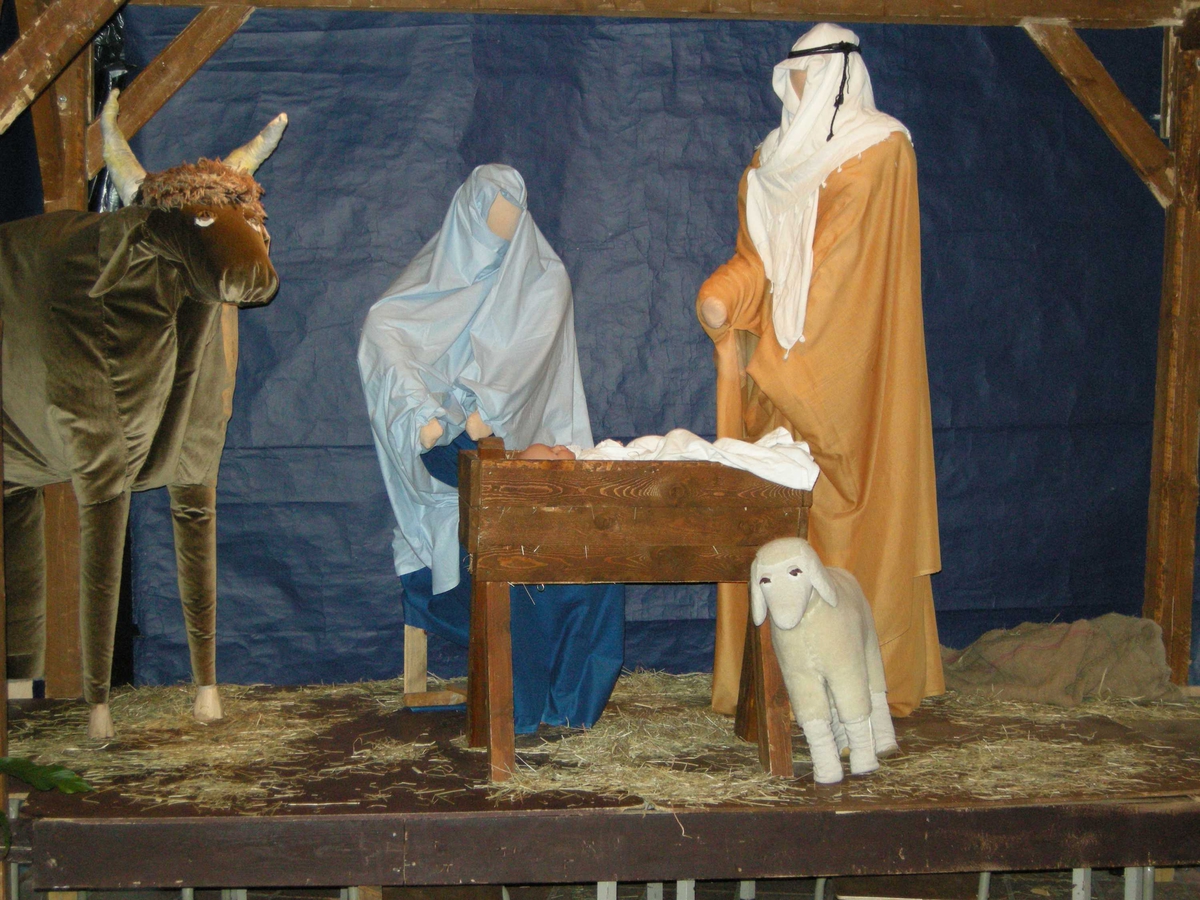 1. juledag i Tonsen kirke, Oslo. 25.12.2007. Julekrybbe i kirken. Girlander med papirengler laget av barn henger over krybben.