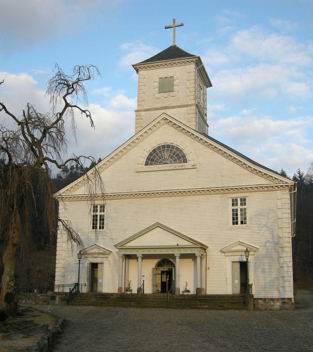 Mandal kirke tredje søndag i advent, 16.12.2007. Kirkens eksteriør. Inngangsdørene er åpen.