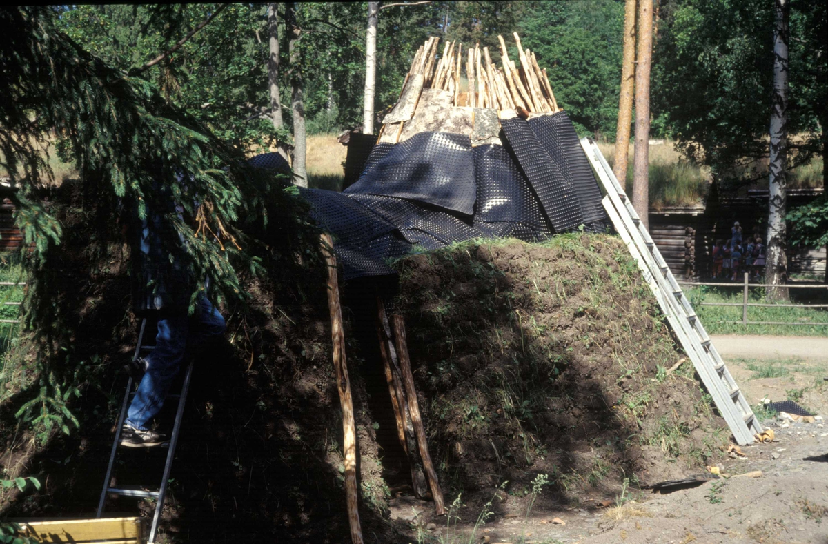 Serie bilder av bygging av sørsamisk gamme på Bygdøy i 1992.