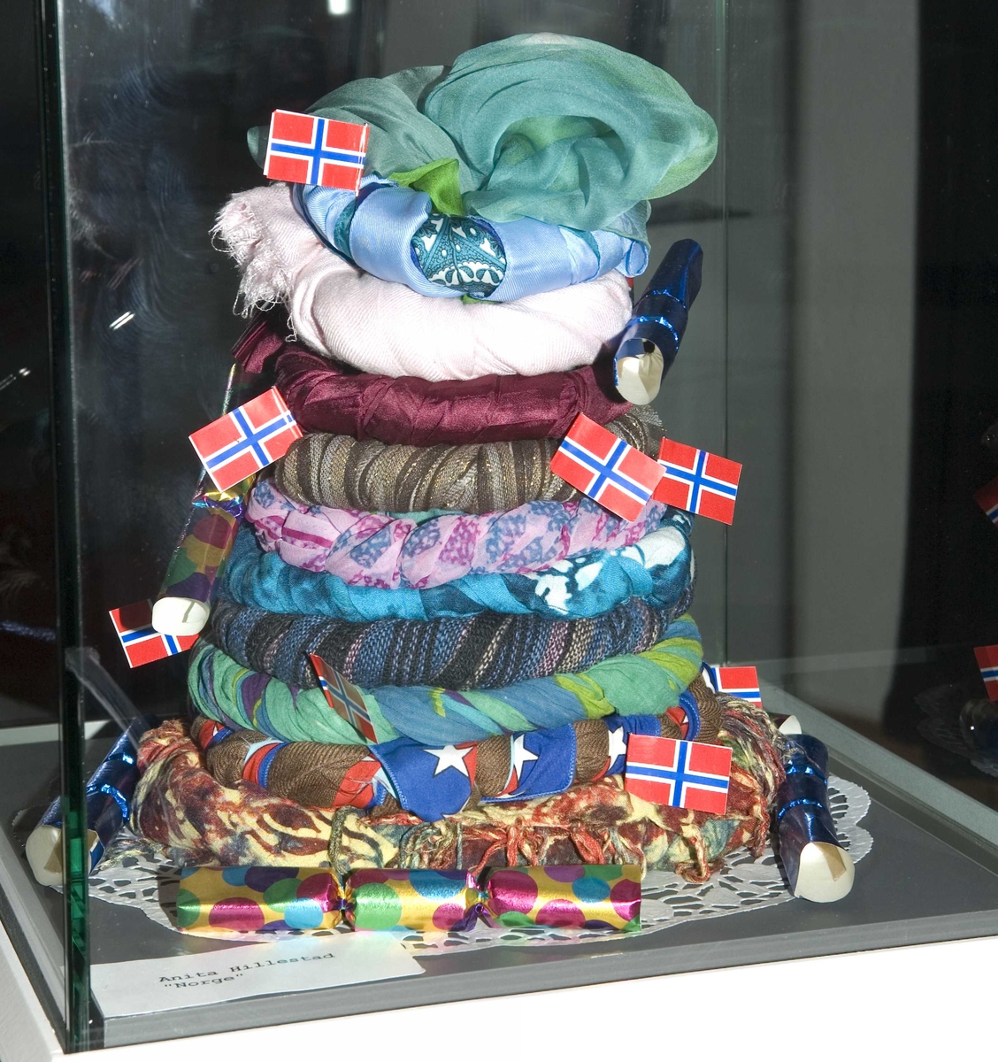 Serie bilder fra utstillingen "Hva har du på hodet". Laget av fotograf Anita Hillestad.