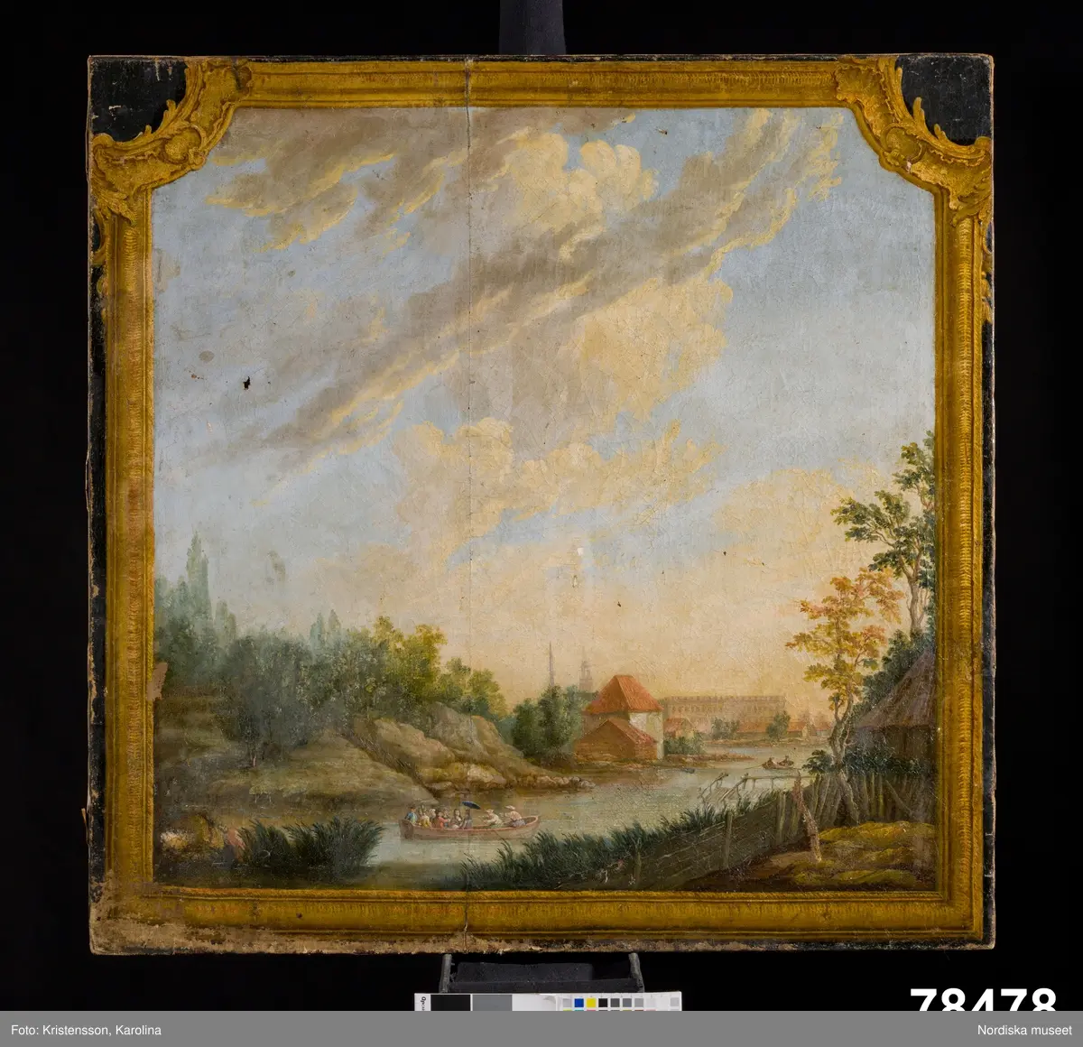 Huvudliggaren:
"Dörröfverstycke. H och b. 0,97. Oljemålning, framställande Näckströmmen i Stockholm med kungl. slottet i bakgrunden. Å strömmen synes en roddbåt med ett sällskap af herrar och damer iklädda dräkter från Gustaf IIIs tid, rodd af två i bredskuggiga hattar klädda 'madamer'. Antagl. målad af J. F. Korn. /Korn, Johan Filip, landskapsmålare, f. 1728, d. 1796."

Katalogkort:
" H 0,97 m, B 0,97 m,-.
I det målade ramverket guld (utanför ornamenten en svart kant). Landskapet föreställer K. Slottet i Stockholm från Näckströmen."
"Framställning av Näckströmen i Stockholm med kungliga slottet i bakgrunden. Å strömmen synes en roddbåt, med ett sällskap av damer och herrar, klädda i gustavianska dräketer, rodd av 2 i  bredskyggiga hattar klädda 'madamer'. Trol målat av landskapsmålaren Johan Filip Korn 1728-96.
Tillstånd: Krakelerad flagnat i kanterna skavd, en duk skarv"