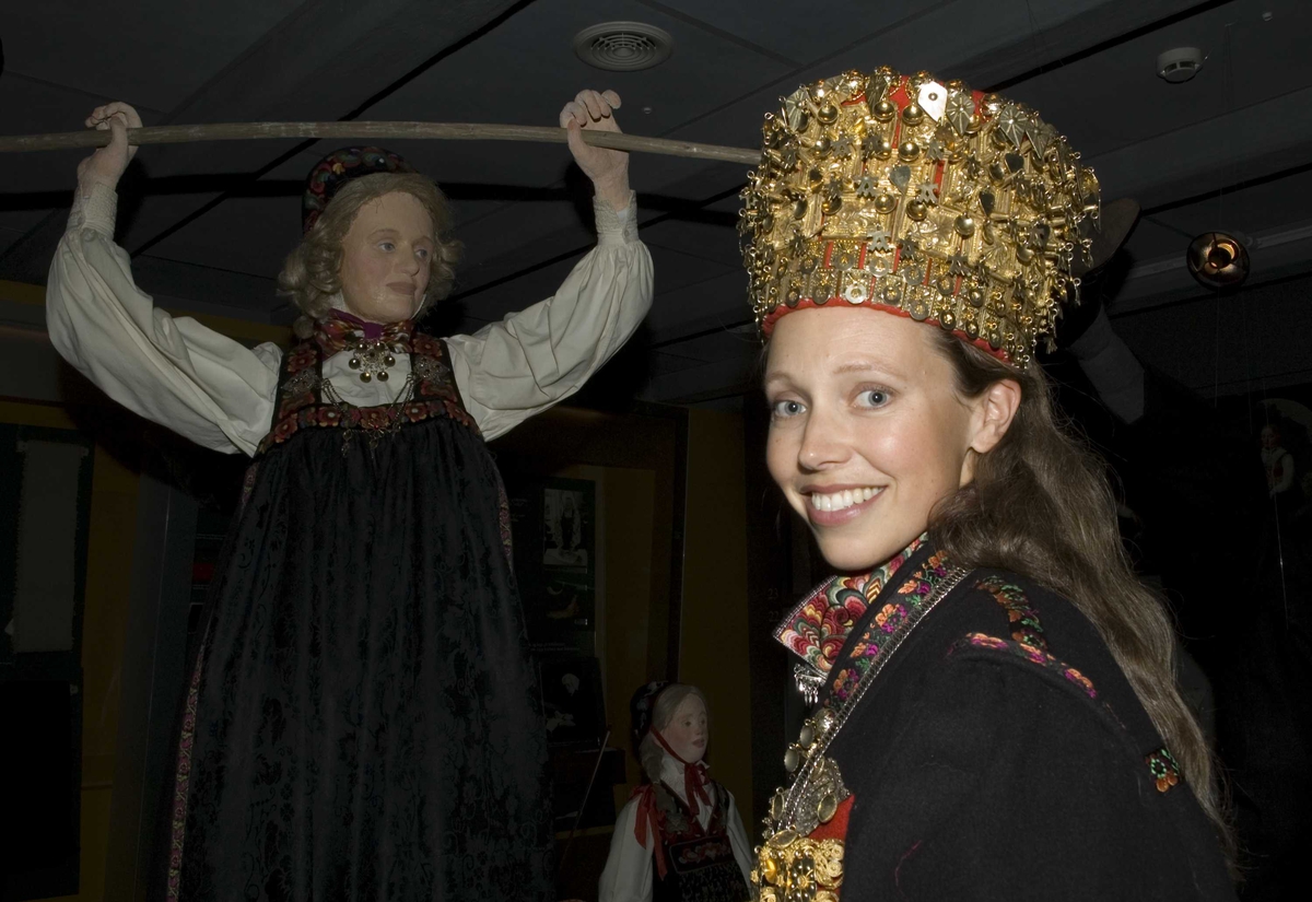 Telemarksbrud i utstillingen "Folk og klær".