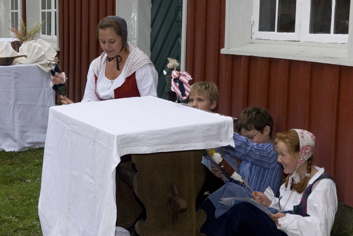 Levendegjøring på museum.
Avslutning på ferieskoleuken i bakgården i Christie.