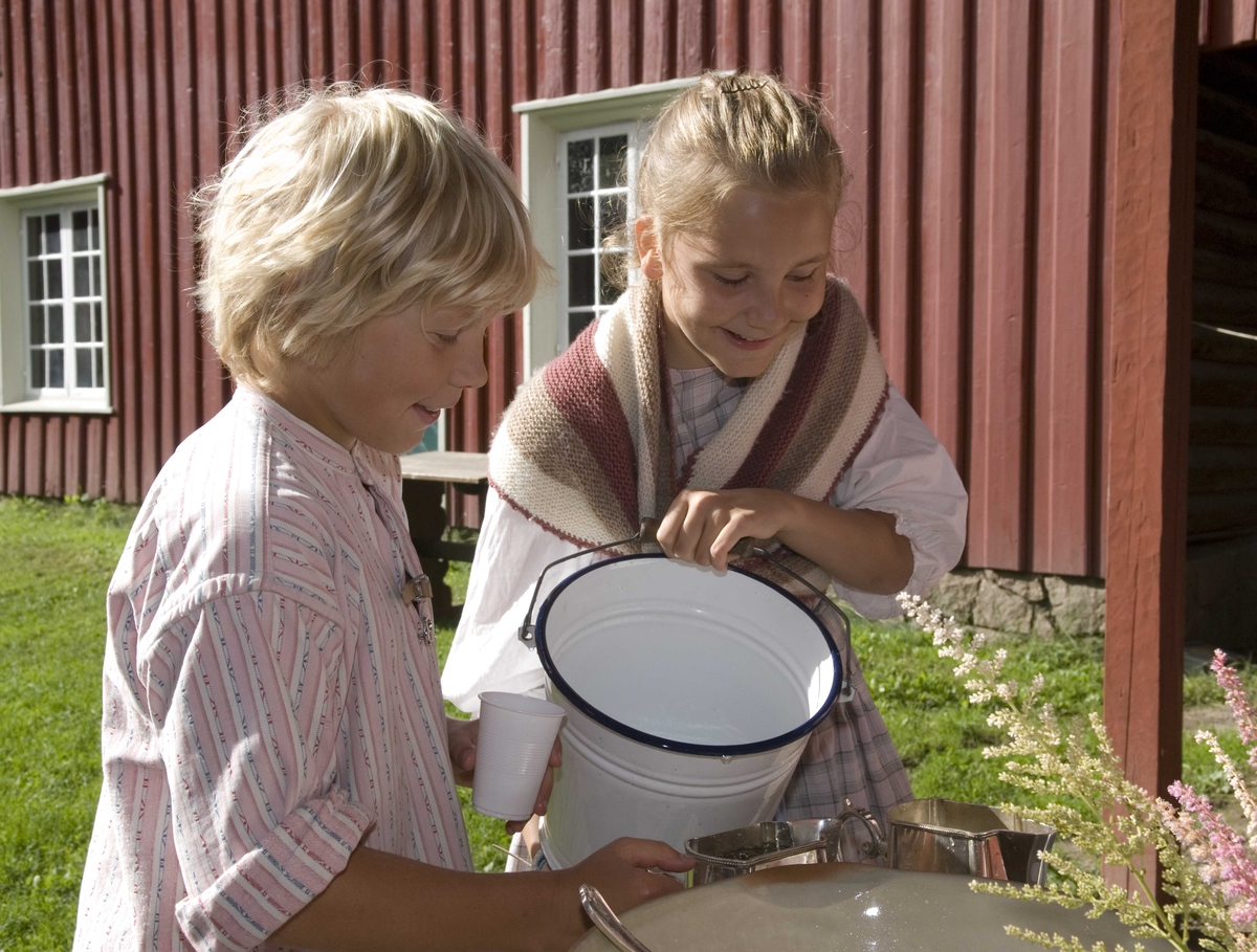 Levendegjøring på museum.
Ferieskolen uke 33, 2008.
Barn lager limonade.