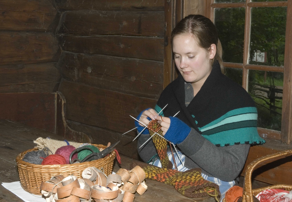 Tunvert i Ampiansbråten, som strikker. -Norsk Folkemuseum / DigitaltMuseum