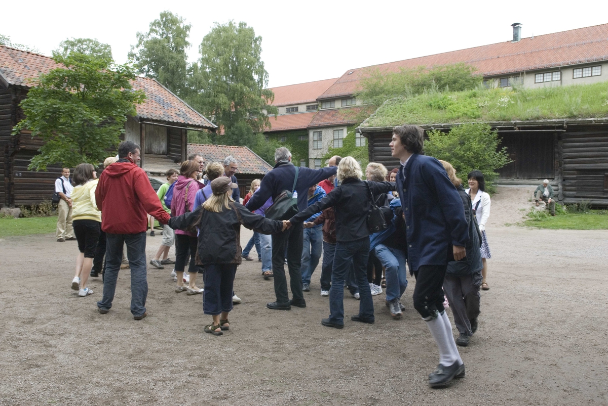 Publikum danser sammen med tunverten i Telemarkstunet.
