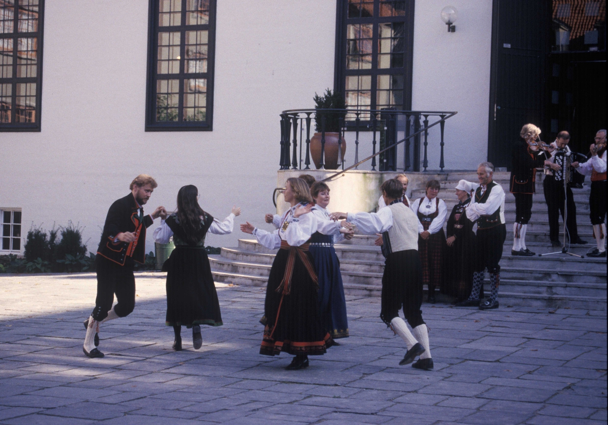 Dans på torget.