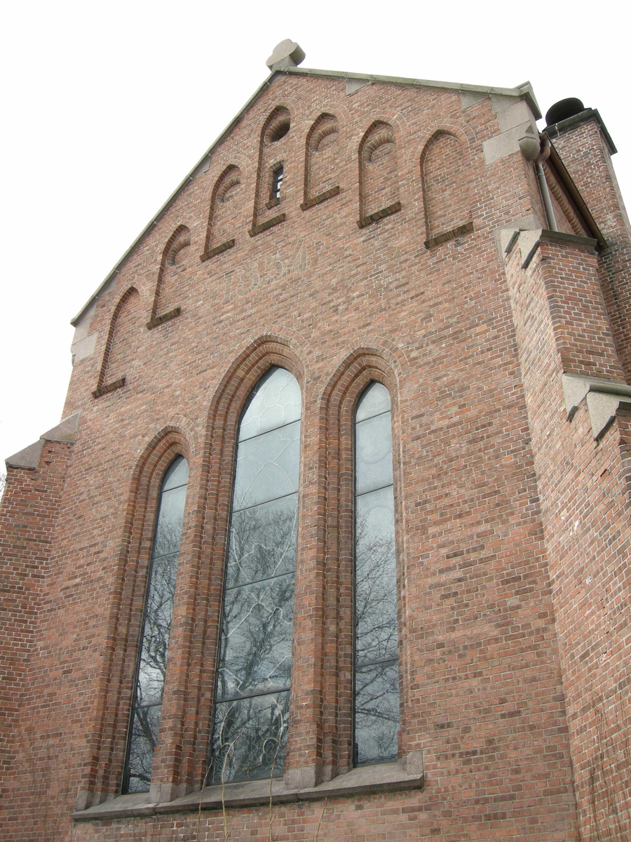 2. påskedag i Vestre Aker kirke, Oslo, 24.03.2008. Fra kirkens eksteriør. Vinduer.