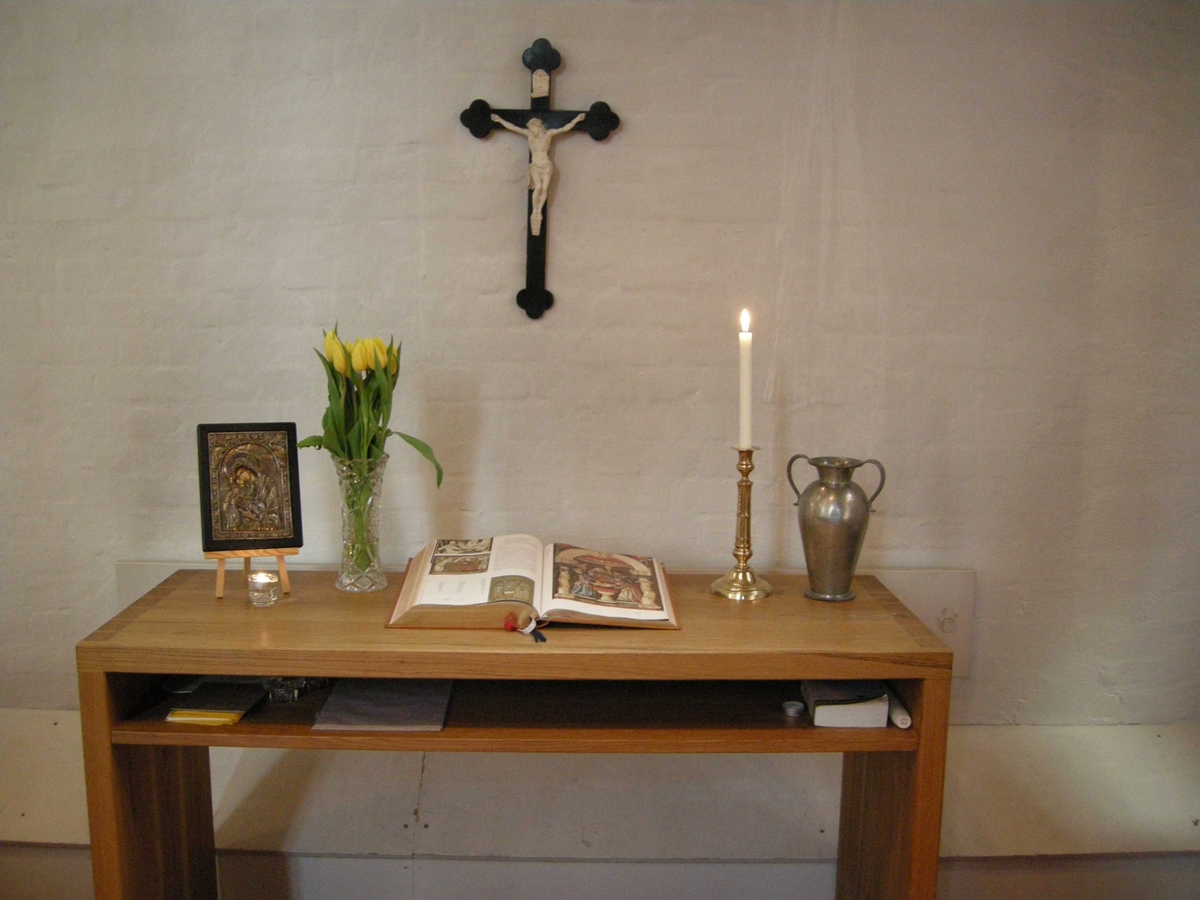 2. påskedag i Vestre Aker kirke, Oslo, 24.03.2008. Et lite alter i kirken med et ikon, tulipaner, bibel, lys og kanne. Krusifiks henger på veggen.