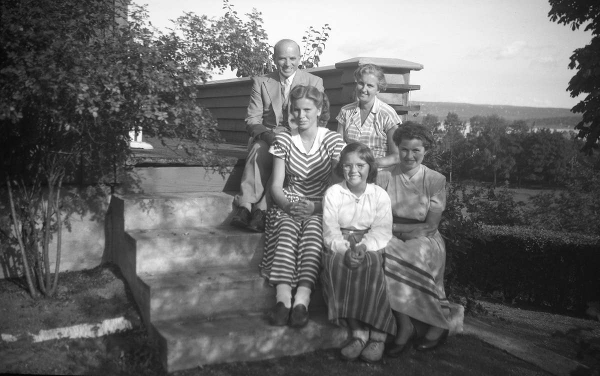 Familien Arentz på trappen, antagelig ved hjemmet i P.T. Mallingsvei 4 på Bygdøy i Oslo. Bakerst Fritjof og Dordi, foran døtrene Siri, Kari og Guri. Fotografert juni 1948.