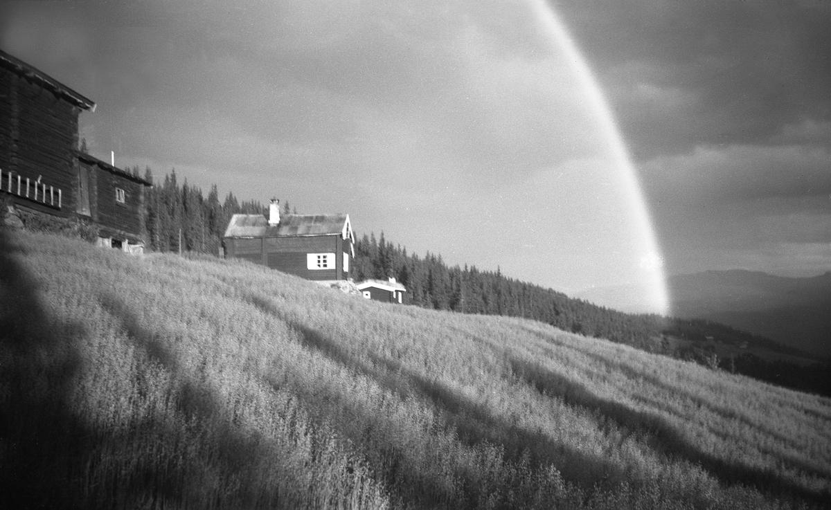 Regnbue over Arentz-familiens feriested Ligardshaug i Eggedal. Fotografert 1949.