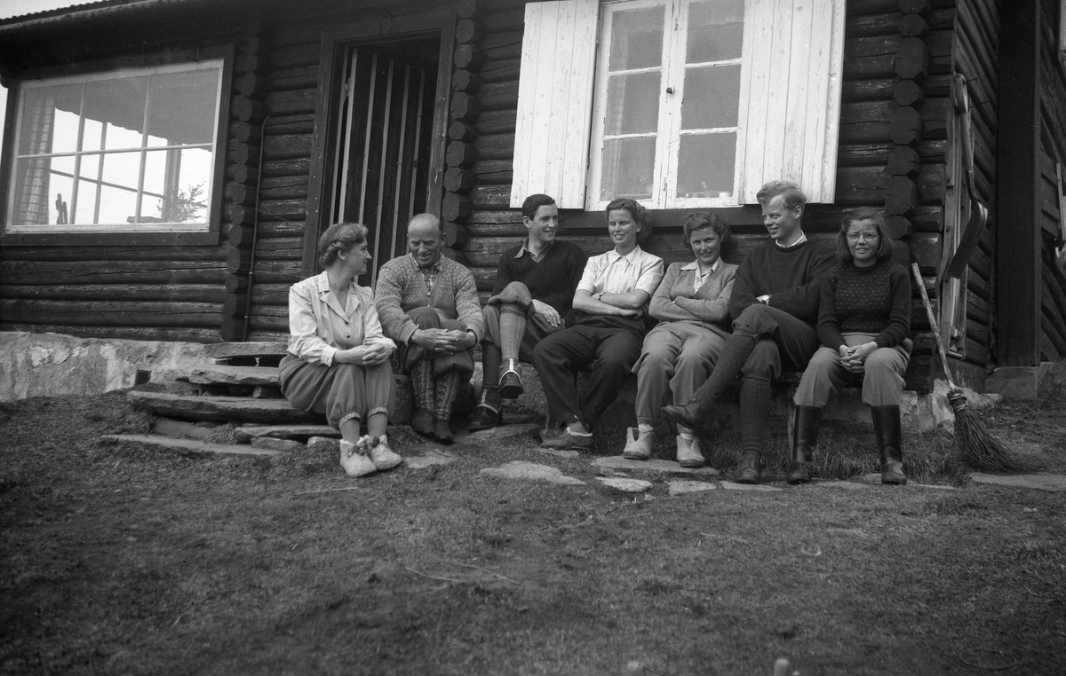 Alle påskegjestene på feriestedet Ligardshaugen i Eggedal. Fra venstre Dordi og Fritjof Arentz, Otto Sheen, Siri og Guri Arentz, Einar Mo og Kari Arentz. Fotografert 1949.