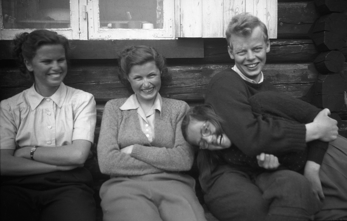 Siri og Guri Arentz, Einar Mo og Kari Arentz foran feriestedet Ligardshaugen i Eggedal. Fotografert påsken 1949.