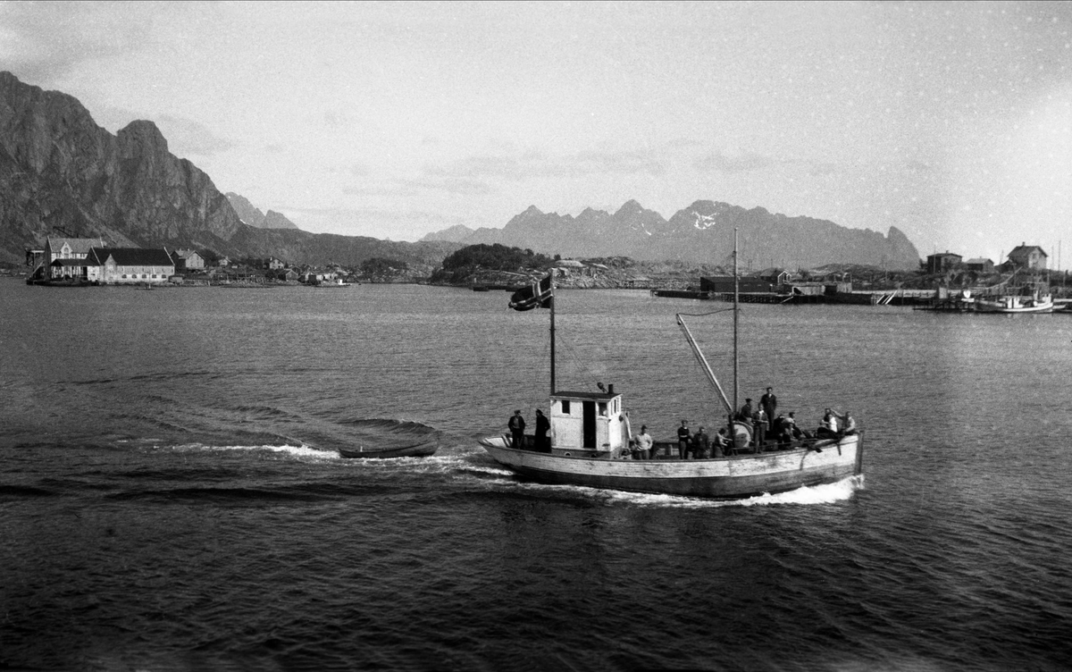 Fiskebåt ved innseilingen til Svolvær. Bildet tatt under en reise med Hurtigruten i 1949.