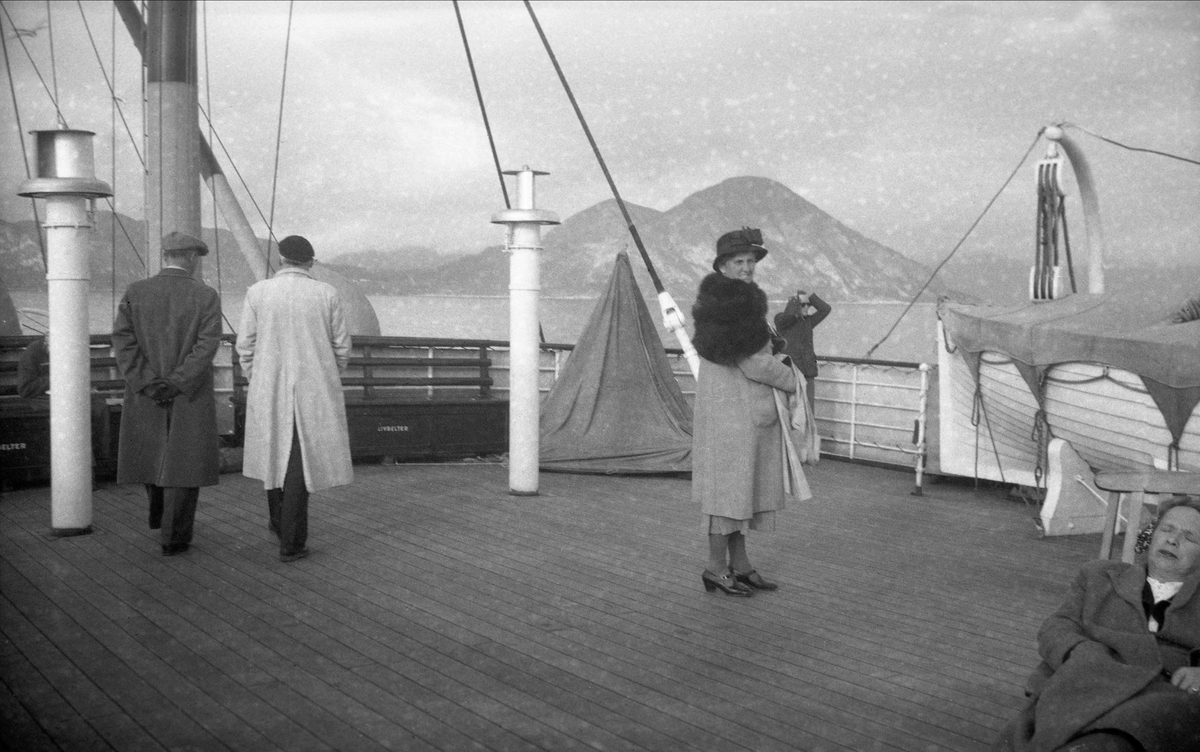 Dordi Arentz på dekk under en reise med Hurtigruten i 1949.