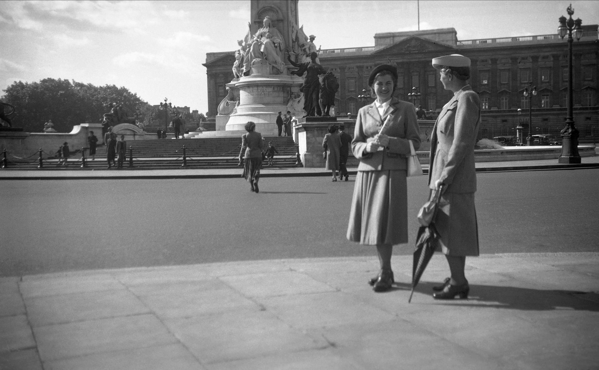 Dordi og Guri Arentz foran Buckingham Palace i London. Fotografert under rundreise i Storbritannia i september 1950.