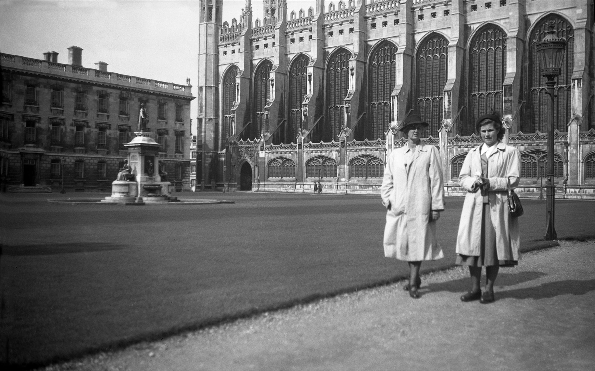 Dordi og Guri Arentz foran Christ Church i Cambridge. Fotografert under rundreise i Storbritannia i september 1950.