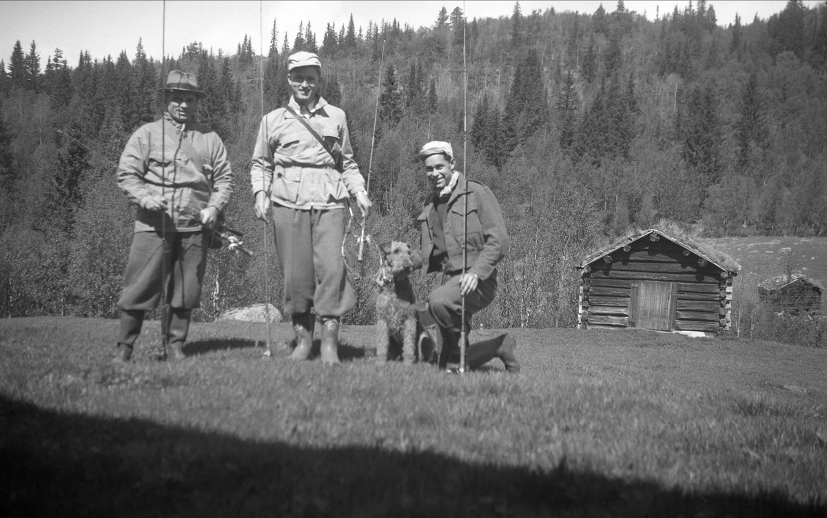 Fra venstre Fritjof Arentz, Bjarne Arentz Waaler og Per Fredrik Waaler på fisketur ved Holt Seter(?) i Hallingdal. Fotografert i juni 1950.