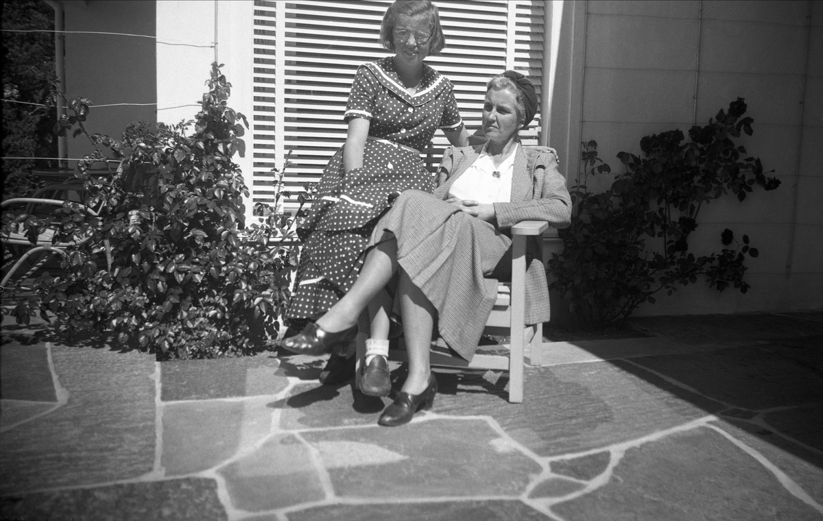 Dordi Arentz og datteren Kari på terrasse under opphold i Sandefjord 1950.